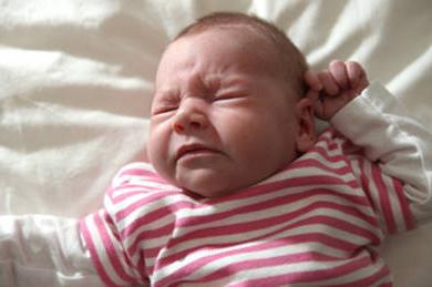 Hoe een loopneus behandelen bij een pasgeboren baby?