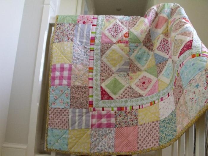 Hoe een babydeken kiezen en hoe je hem naait in een patchwork-techniek?