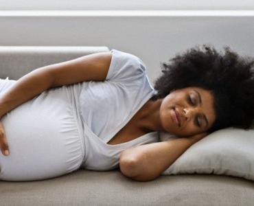 Kan ik met zwangere vrouwen op mijn rug slapen en voor hoe lang?
