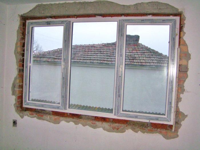 Installatie van PVC-ramen in een houten huis - toepassing van nieuwe technologieën bij de inrichting van een landhuis