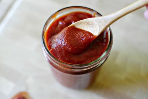 We bereiden zelfgemaakte ketchup: een recept voor een heerlijke bereiding