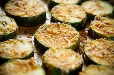 Bereid courgette met kaas en tomaten in de oven