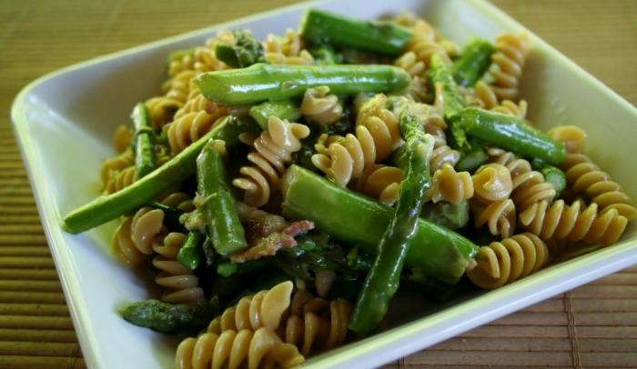 Aan de huisvrouwen voor een briefje: hoe groene asperges te bereiden om snel en smakelijk te zijn