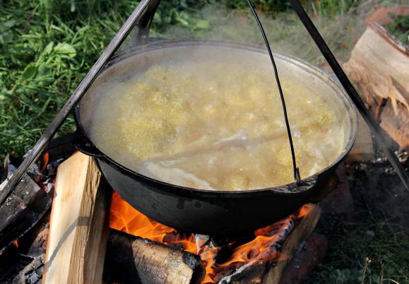 Kulesh op de brandstapel: een recept met een foto