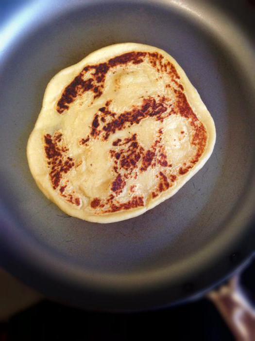 pannenkoeken met aardappelen in een pan