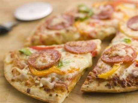 Een speciaal recept voor pizza met kaas en worst
