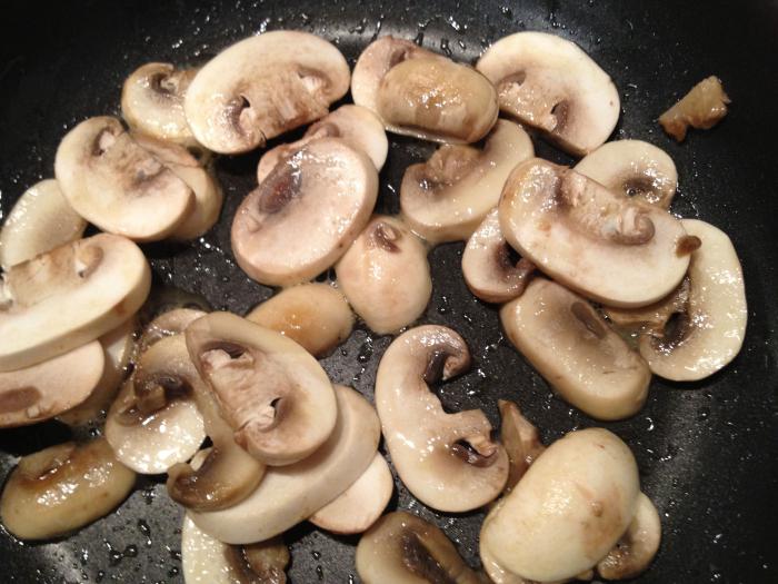 Een uitstekende schotel voor ontbijt - boekweit met champignons en uien en wortelen