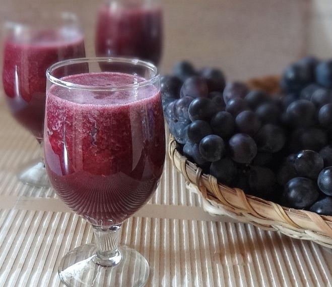 Een gezonde en smakelijke drank - druivensap voor de winter