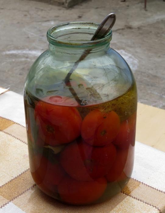 Gezouten tomaten in potten - lekker, van waaruit niemand kan weigeren!