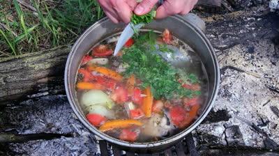 recept van het koken van soep op het vuur