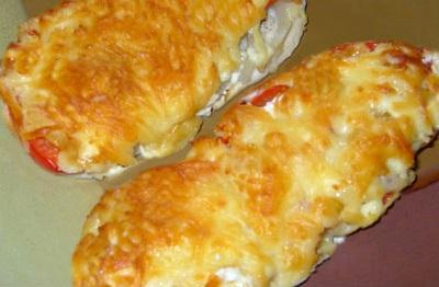 Het meest heerlijke en eenvoudige recept: vlees in de oven met tomaten en kaas