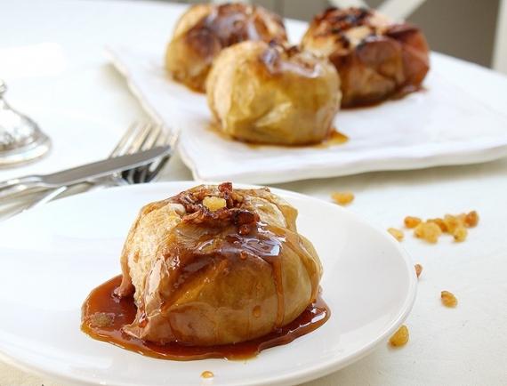 Zoete appels, gebakken in de oven met honing, rozijnen en walnoten