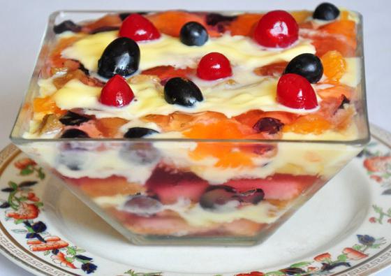 Jelly cake met biscuit en fruit: recept