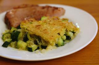 Heerlijke en gezonde braadpan van een courgette met kaas