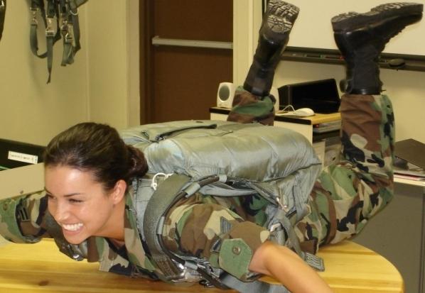 Servicecontract voor meisjes in het leger: is het mogelijk?