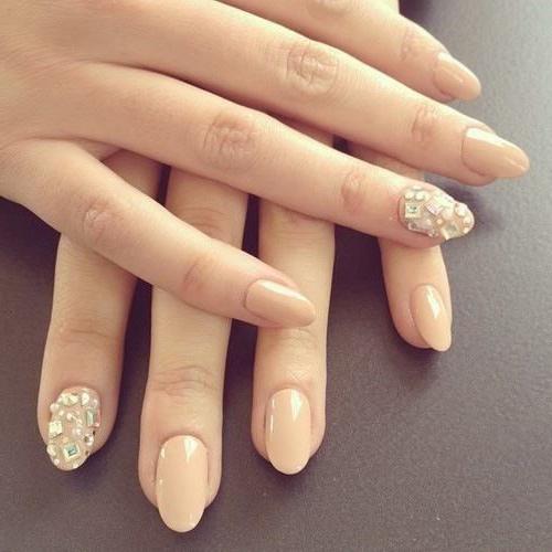 beige manicure