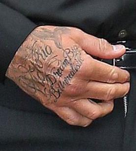 De tatoeëring van David Beckham in zijn nek. Welke Beckham-tatoeage