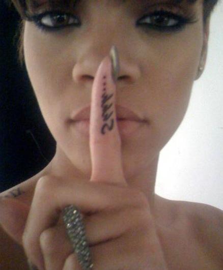 Rihanna-tattoo bij de hand 