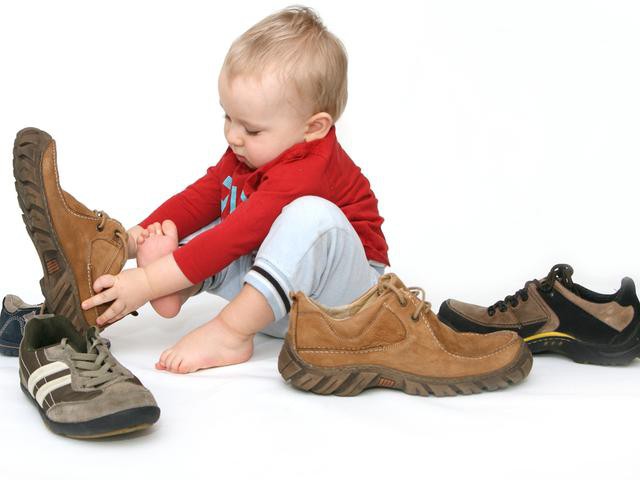 Antelope schoenen. Een dimensionaal raster van kinderschoenen.