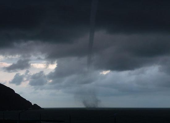 Wat is een tornado en wat bepaalt zijn uiterlijk?