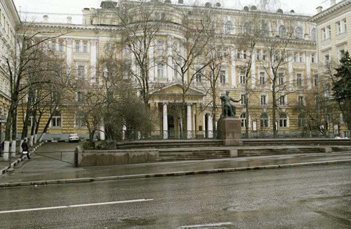 Woorden op het monument voor Tsjaikovski in Moskou