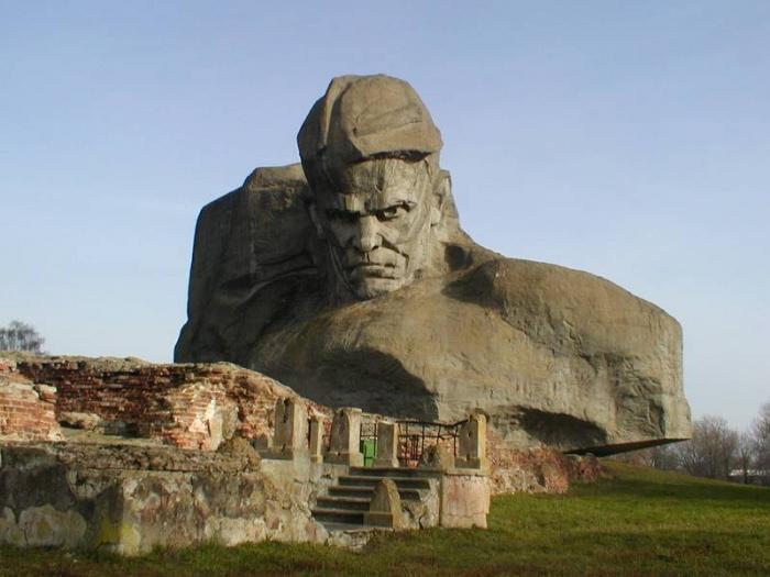 Verdediging van het fort van Brest. De eerste pagina van de oorlog