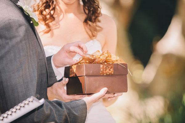 Hoe maak je met je eigen handen geld cadeau voor een bruiloft?
