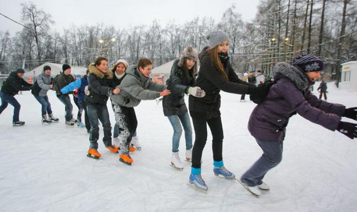 ijsbaan in het Izmaylovsky park zilverijs