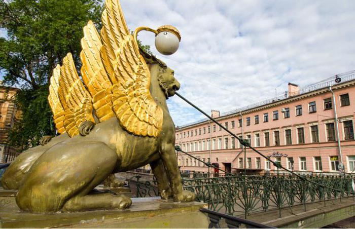 een brug in St. Petersburg met gevleugelde leeuwen 