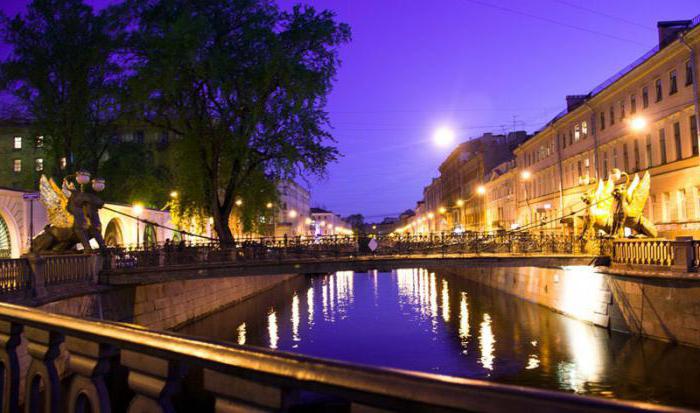 De brug met gevleugelde leeuwen in St. Petersburg 