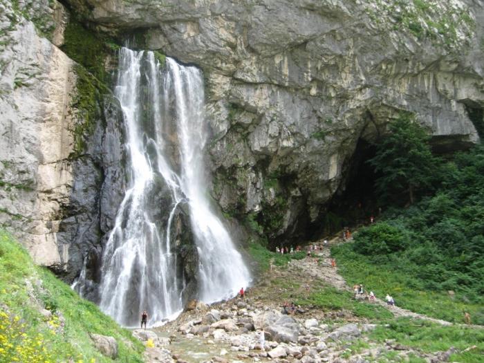 Ongeëvenaarde Geg-watervallen - een magische plek van de aarde