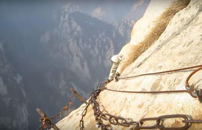 Voetgangersroute van de dood op de berg Huashan - een reis voor adrenaline en indrukken