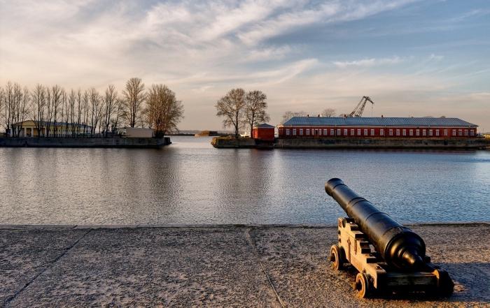 Een reis naar Kronstadt. dam