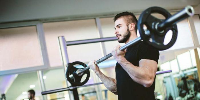 Effectieve oefeningen op de biceps in de sportschool