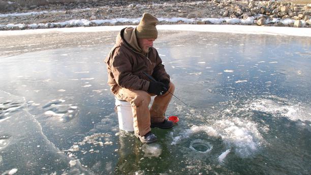 Tackle voor snoekbaars vissen in de Wolga in de winter