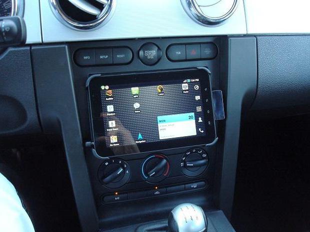 Tablet in de auto: beoordeling, modellen, specificaties en recensies. Hoe een tablet in een auto te installeren