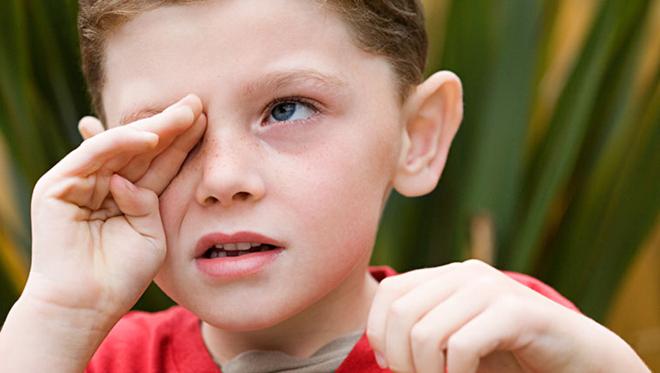 hoe conjunctivitis bij kinderen te behandelen